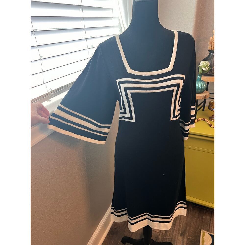 Sangria black & white acrylic dress w/ square neck. Midi length. Bell sleeves. S